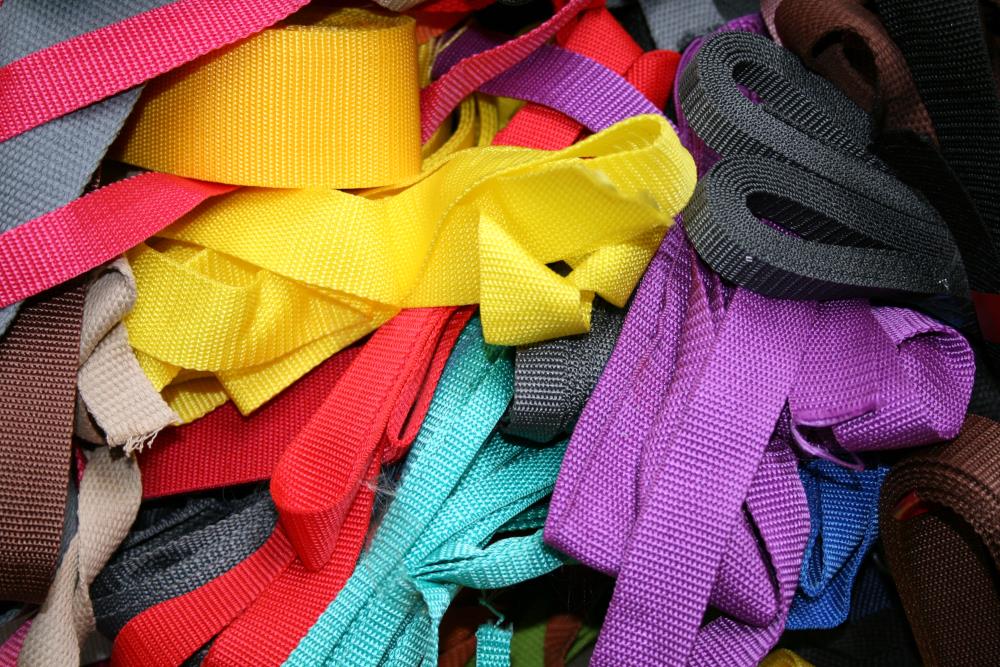 restpostenbox-aus-buntem-gurtband